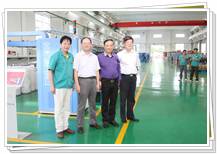 中國紡織工業(yè)聯(lián)合會(huì)副會(huì)長與同和公司董事長崔桂生車間留影