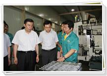 中共常州市委書記閻立同志視察同和公司，認真聽取產(chǎn)品介紹