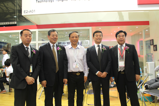 2013上海紡機展行業(yè)領(lǐng)導蒞臨指導并留影