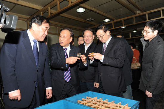 中國(guó)紡織工業(yè)聯(lián)合會(huì)王天凱會(huì)長(zhǎng)、高勇副會(huì)長(zhǎng)、徐文英副會(huì)長(zhǎng)視察同和公司，并與崔桂生董事長(zhǎng)親切交流