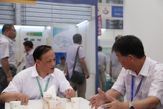 河南省紡織協(xié)會(huì)會(huì)長李書勤蒞臨同和公司參觀與崔桂生董事長親切交流